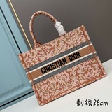 原單這款 Book Tote 手袋由 Dior 女裝創意總監瑪麗亞·嘉茜娅·蔻麗