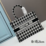 小号白網花刺繡26.5cmBOOK TOTE 手袋這款 Book Tote 手袋