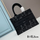 小号 黑網花 刺繡26.5cmBOOK TOTE 手袋這款 Book Tote 