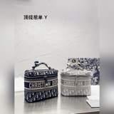 Dior迪奧老花化妝包配禮盒 hello國我們又見面啦 今天給大家推薦的是一