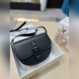 配折疊盒子 Dior 迪奧  馬鞍包信史包 在經典信使包的基礎上精心設計，融入 