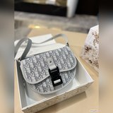 配折疊盒子 Dior 迪奧  馬鞍包信史包 在經典信使包的基礎上精心設計，融入 