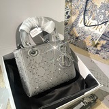 折疊禮盒送絲巾【lady dior三格真絲燙鑽】D家戴妃閃閃發亮的鑽石菱格，非