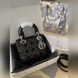 折疊禮盒送絲巾【lady dior三格真絲燙鑽】D家戴妃閃閃發亮的鑽石菱格，非