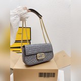 折疊盒芬迪fendi baguette法棍包中号第一眼就覺得砸中了我。加上中号