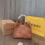 fendi （芬迪）88 周年之年 fendi手袋，質感光滑，明線剪裁修飾。兩個