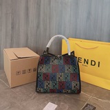 fendi （芬迪）88 周年之年 fendi手袋，質感光滑，明線剪裁修飾。兩個