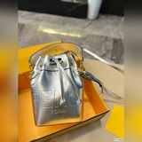 配折疊盒子 芬迪水桶包 fendi一定要入的！顔色真的好美呀！元氣滿滿！尺寸：1