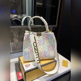 fendi （芬迪）88 周年之年 fendi手袋，質感光滑，明線剪裁修飾。兩個