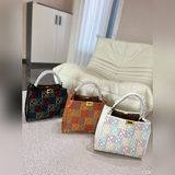 芬迪 托特 超級帥氣的包，背上去就是這條街回頭率最高的妞，包雖然大但是不重，逛街