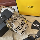 禮盒包裝Fendi Mon Tresor小号水桶手袋米蘭時裝周街拍