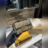 （禮盒包裝）fendi芬迪法棍包 （baguette) 單肩、斜跨都不是問題，