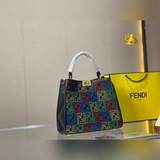 fendi （芬迪）88 周年之年 fendi手袋，質感光滑，明線剪裁修飾。兩個