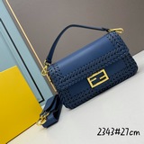 配盒子，fendi 年早春新款 标志性baguette中号手袋，牛皮材質，手工重
