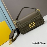配盒子，fendi 年早春新款 标志性baguette中号手袋，牛皮材質，手工重