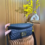 禮盒包裝fendi 芬迪壓字法棍包配有寬肩帶！高品質 内裡容量超大哦！