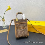 féi托特包，搭配樹脂琉璃手柄，包身雙f印花，牛皮fendi字樣，非常搶眼！拎着