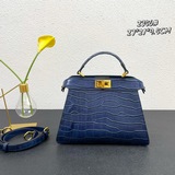 fendi  peekaboo iseeu小貓包 采用牛皮鳄魚紋，兩側飾有經典扭