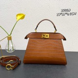 fendi  peekaboo iseeu小貓包 采用牛皮鳄魚紋，兩側飾有經典扭