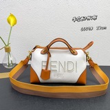 fendi 标志性by the way中号波士頓包 牛皮配帆布材質，包正面飾以