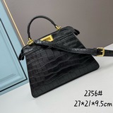 fendi  peekaboo iseeu小貓包 采用牛皮鳄魚紋，兩側飾有經典扭