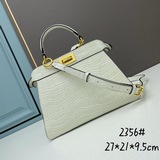 fendi  peekaboo iseeu小貓包 采用牛皮鳄魚紋，兩側飾有經典扭