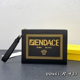 配盒子 新款黑色皮革手拿包，金色層壓印花，飾有fendace微标，這是fendi