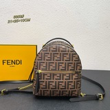 fendi 迷你背包，牛皮呈現壓3d浮雕雙ff圖案。配有寬敞的帶襯裡内部隔層、雙