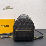 fendi 迷你背包，牛皮呈現壓3d浮雕雙ff圖案。配有寬敞的帶襯裡内部隔層、雙