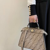 iconic peekabooiseeu小号手袋 包身采用雪尼爾材質，飾有鴿子