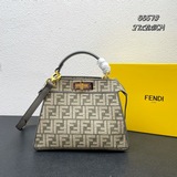 iconic peekabooiseeu小号手袋 包身采用雪尼爾材質，飾有鴿子