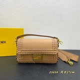 配盒子，fendi 年早春新款 标志性baguette中号手袋，牛皮材質，手工重