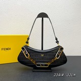 fend半月型腋下包領先出貨！采用牛皮材質，原版五金，拉鍊開合，飾有金色金屬f