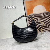 【配盒】mm官網最新款牛皮鳄魚紋！fendigraphy月牙腋下包的天花闆！時髦