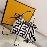 fendi （芬迪）88 周年之際，peekaboo 系列誕生了，也順理成章地成