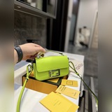 (折疊禮盒)芬迪法棍包 造就獨一無二的設計 永遠不會過時的經典款 不管在哪裡都