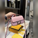 (折疊禮盒)芬迪法棍包 造就獨一無二的設計 永遠不會過時的經典款 不管在哪裡都