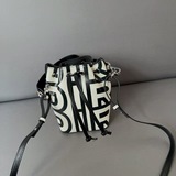 Fendi 芬迪字母水桶包單肩斜挎包采用精湛鑲嵌細工，經典百搭 實物拍攝  配