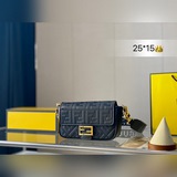 壓紋 ｜fendi vintage法棍包 米蘭時裝周街拍中，潮人們背