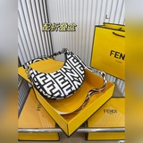 折疊盒芬迪半月包fendi滿滿的設計感 非常知性優雅超級高級的配色 實物