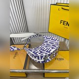 折疊盒芬迪半月包fendi滿滿的設計感 非常知性優雅超級高級的配色 實物