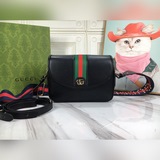 ophidia系列迷你gg肩背包，通過别具一格的全新方式煥新演繹。金屬孔眼和鉚釘