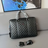 Gucci 古奇壓花納帕牛皮公文包 男士休閑手提包電腦包 采用精湛鑲嵌細工，經