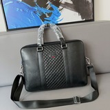 gucci 古奇壓花牛皮公文包 男士休閑手提包電腦包 采用精湛鑲嵌細工，經典百