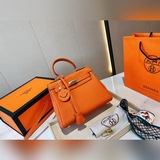 荔枝紋牛皮   配送愛馬仕挂件 hermès kelly凱莉包獨家經典火爆出貨