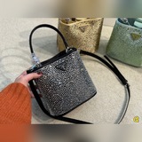Prada|滿鑽水晶 包快看!它在發光呀銀色的光為你奉.上風當愛是