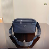 普拉達/Prada 斜挎包  進口防水帆布面料和高密度電鍍五金按扣開口，高密度電