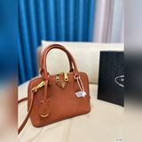 配盒子 prada普拉達貝殼包—它能火這麼久，成為Prada辨識度很高的經典包款