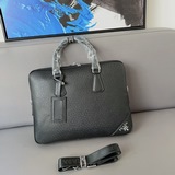 Prada 普拉達原單公文包 男包 電腦包 手提包 采用精湛鑲嵌細工，經典百搭