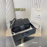 折疊盒普拉達Prada肩背包任何搭配都能駕馭時尚感十足 出街必備背起來可